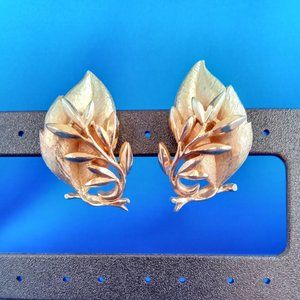 Vintage mid century gold tone double leaf clip on earrings Sarah Coventry